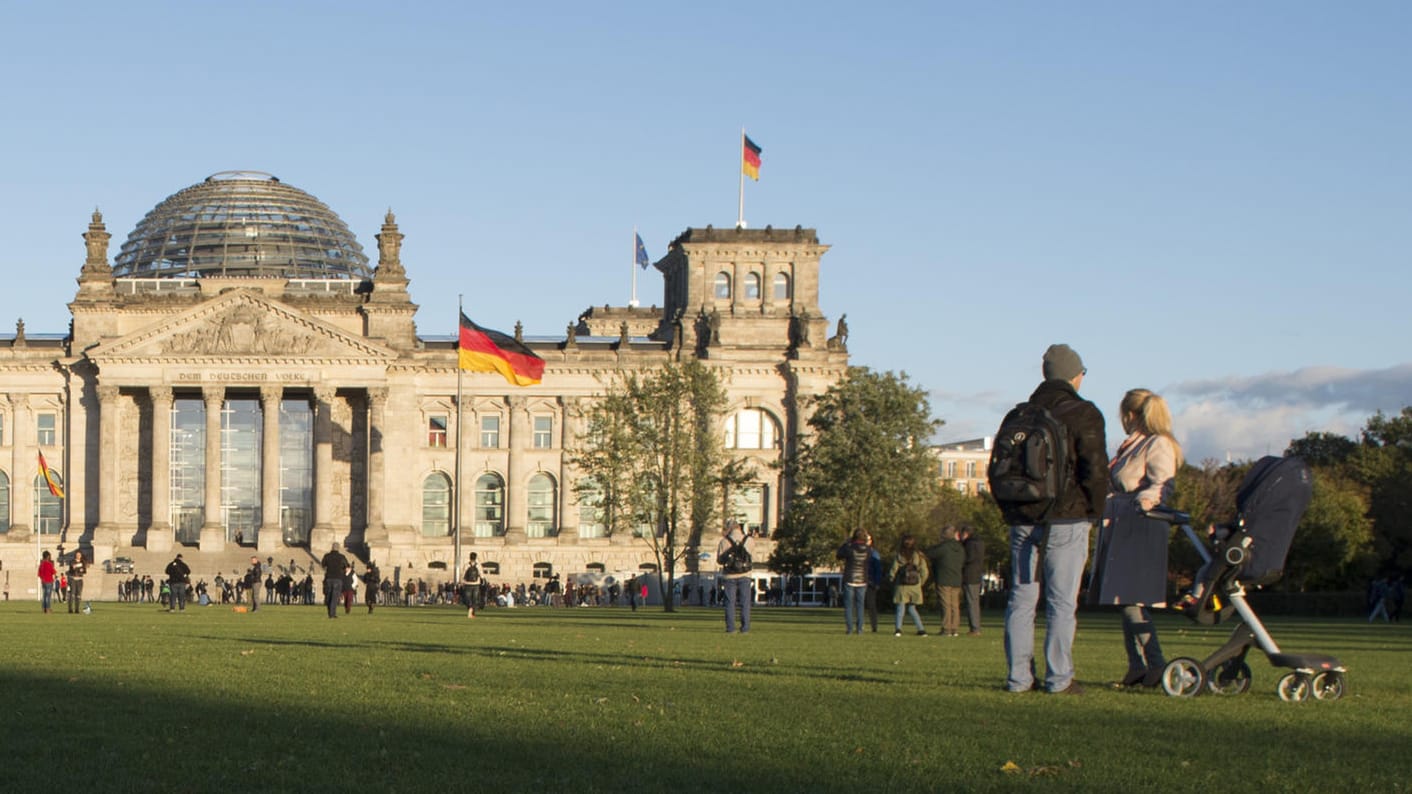 Passanten am Reichstag in Berlin: Auch die deutsche Politik hat international einen guten Ruf.