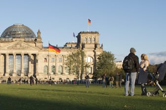 Passanten am Reichstag in Berlin: Auch die deutsche Politik hat international einen guten Ruf.
