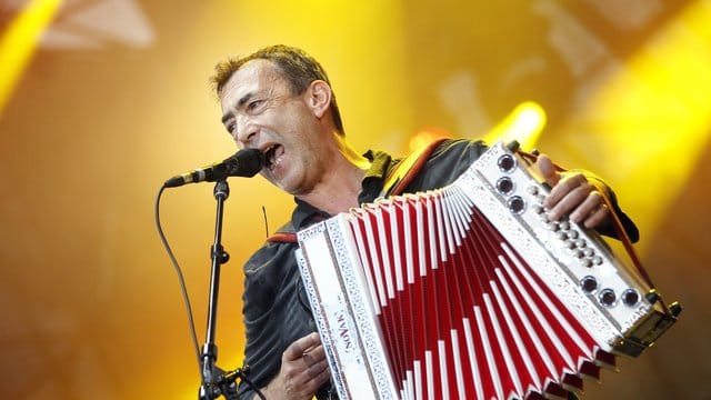 Hubert von Goisern zieht sich immer wieder aus der Öffentlichkeit zurück. Hubert von Goisern zieht sich immer wieder aus der Öffentlichkeit zurück.