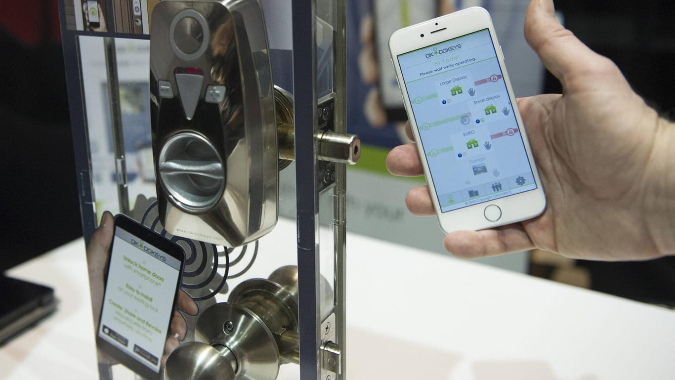 Ein Mitarbeiter führt die Funktionsweise eines Smart Locks vor. Ein Mitarbeiter führt die Funktionsweise eines Smart Locks vor.