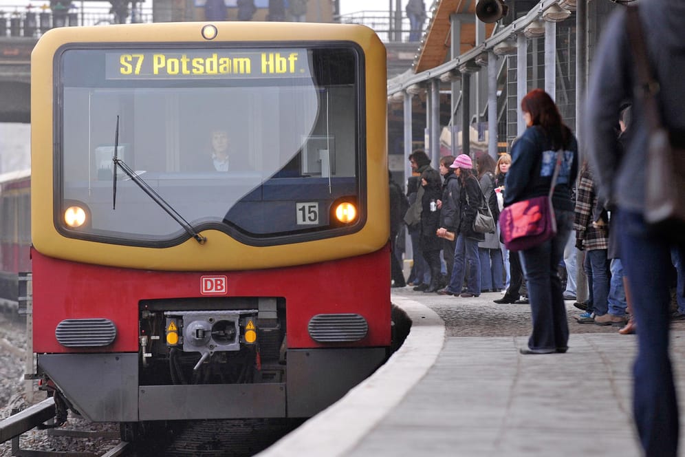 S-Bahn in Berlin: Die Pläne der Bahn zur Auflockerung des Rauchverbots auf Bahnsteigen stoßen auf Kritik.