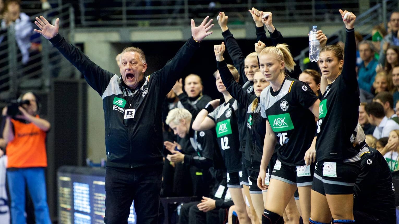 Die deutschen Handball-Frauen und Bundestrainer Michael Biegler (l.) haben Titelchancen.