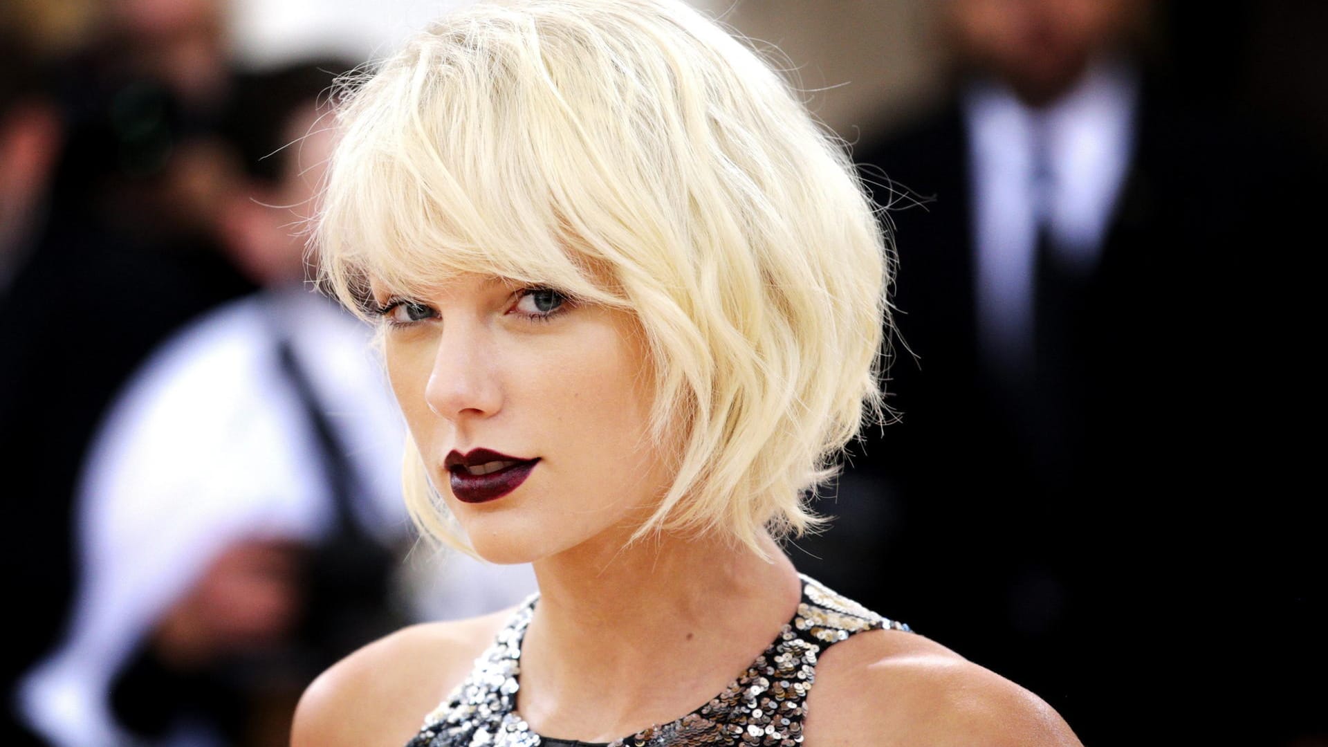Taylor Swift hat ein neues Album veröffentlicht und kauft als erstes ein paar Exemplare selbst. Taylor Swift hat ein neues Album veröffentlicht und kauft als erstes ein paar Exemplare selbst.