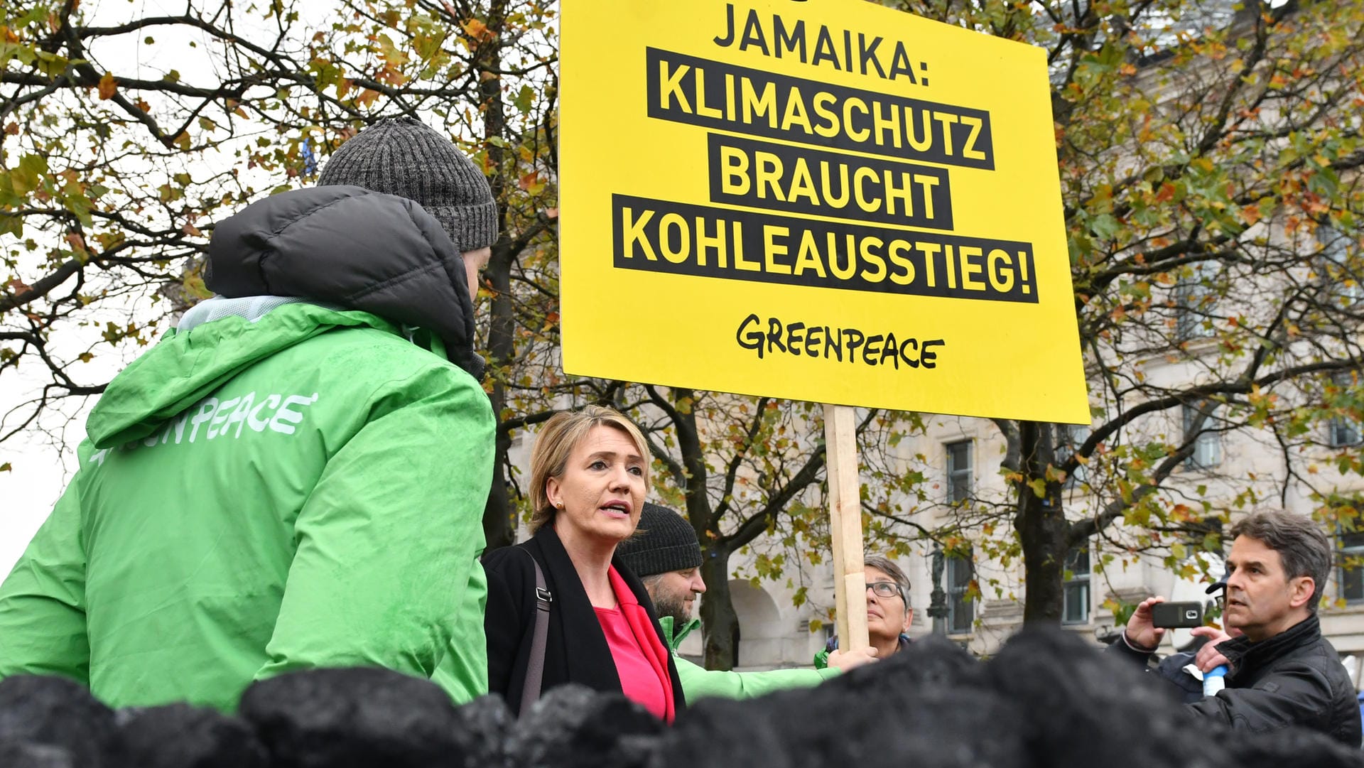 Greenpeace-Aktivisten demonstrieren in Berlin für einen Kohleausstieg: Auf der Weltklimakonferenz hat sich eine große Allianz von Ländern zum Kohleausstieg bekannt. Deutschland mischt nicht mit.