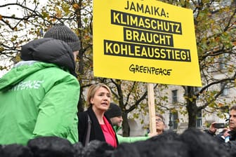 Greenpeace-Aktivisten demonstrieren in Berlin für einen Kohleausstieg: Auf der Weltklimakonferenz hat sich eine große Allianz von Ländern zum Kohleausstieg bekannt. Deutschland mischt nicht mit.