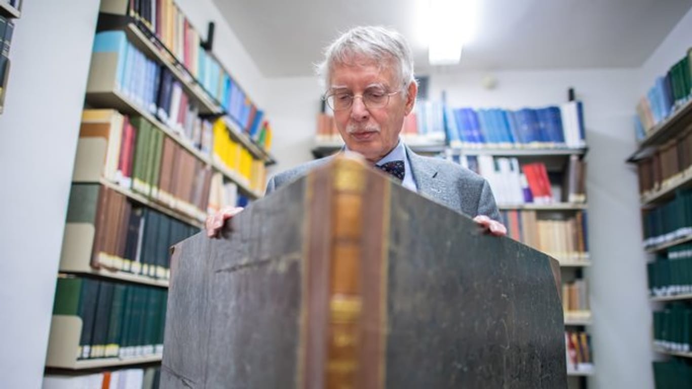 Gigantisches Buch: Der ehemalige Professor für Ägyptologie Erhart Graefe mit der "Description de l’Égypte".