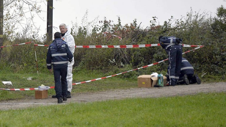 Mitarbeiter der Spurensicherung suchen bei Tamm das Gelände des Fundortes einer weiblichen Leiche ab: Es handelt sich um die seit einer Woche vermisste Katharina K. aus Baden-Württemberg.