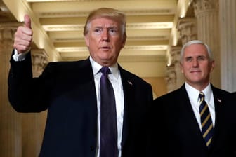 Donald Trump gut gelaunt mit Vice-Präsident Mike Pence: Trumps Steuerreform wurde vom US-Repräsentantenhaus abgesegnet.