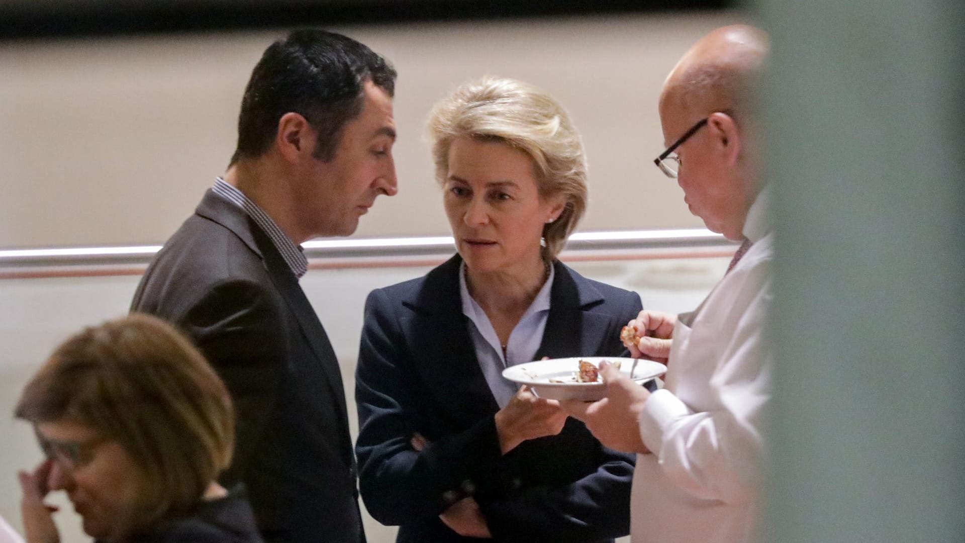 Cem Özdemir (Grüne), Ursula von der Leyen (CDU) und Peter Altmaier (CDU): Der Freitag soll Durchbrüche bei den Jamaika-Sondierungen bringen.