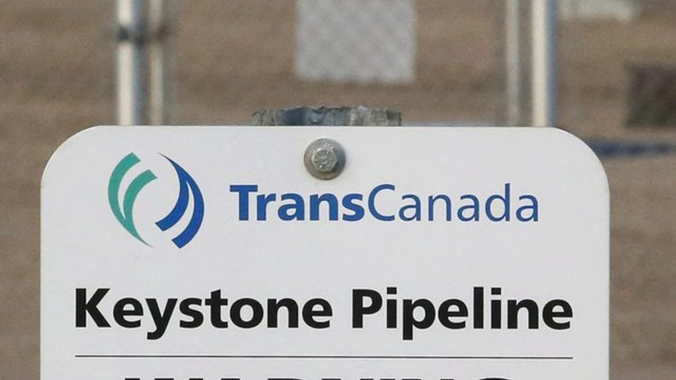 Ein Schild kennzeichnet in Hardisty, Kanada, die TransCanada Keystone Pipeline.