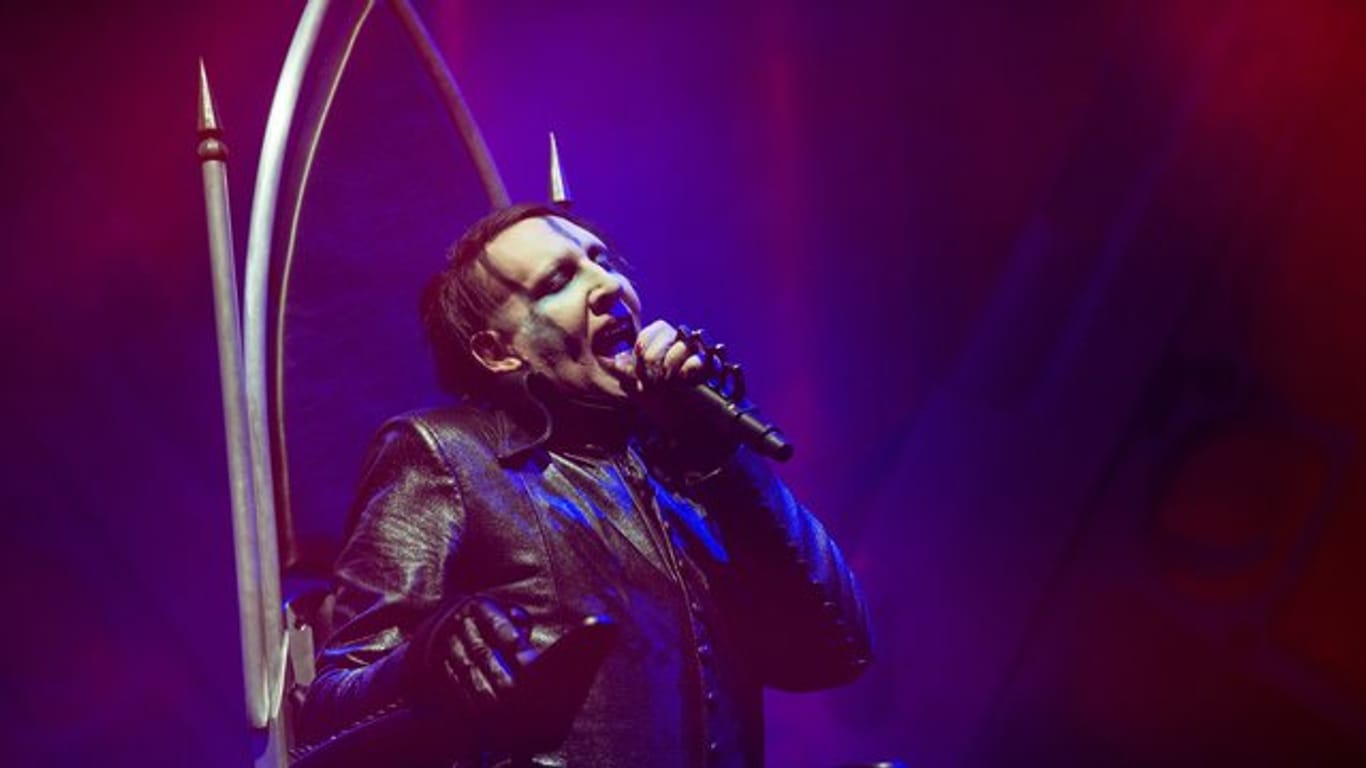Marilyn Manson leidet noch immer unter seiner Verletzung.