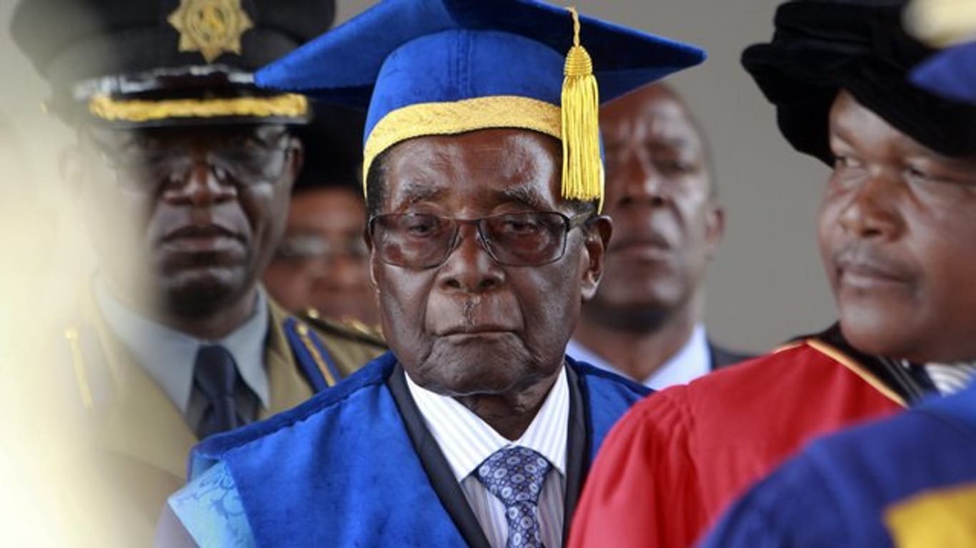 Als sei nichts gewesen: Simbabwes entmachteter Präsident Robert Mugabe nimmt an einer Abschlussfeier der Zimbabwe Open University teil.