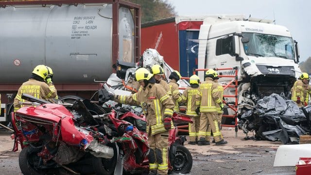 Zerstörte Autos stehen in Ratingen (NRW) auf der Autobahn 3.