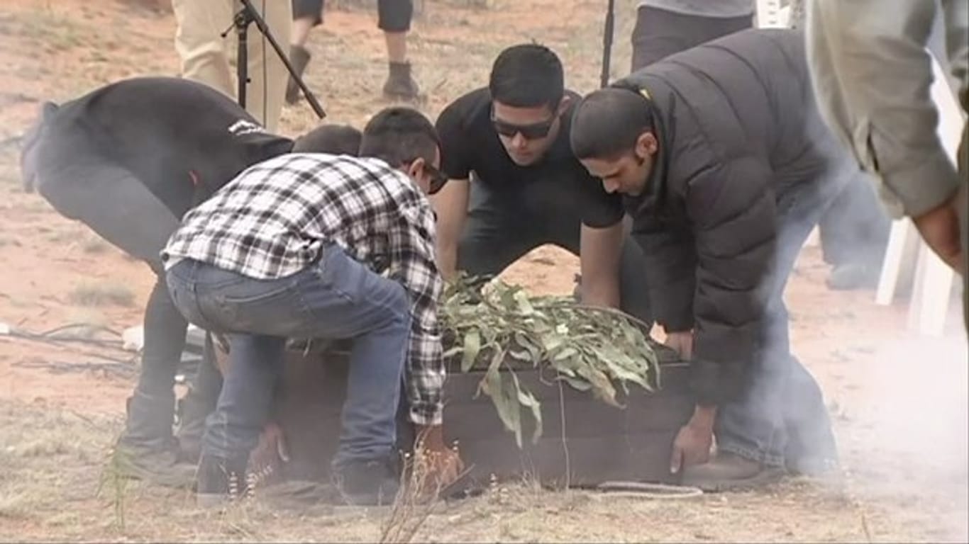 Das Standbild eines Videos zeigt die Beisetzung der Überreste eines 42000 Jahre alten australischen Ureinwohners in Lake Mungo (Australien).