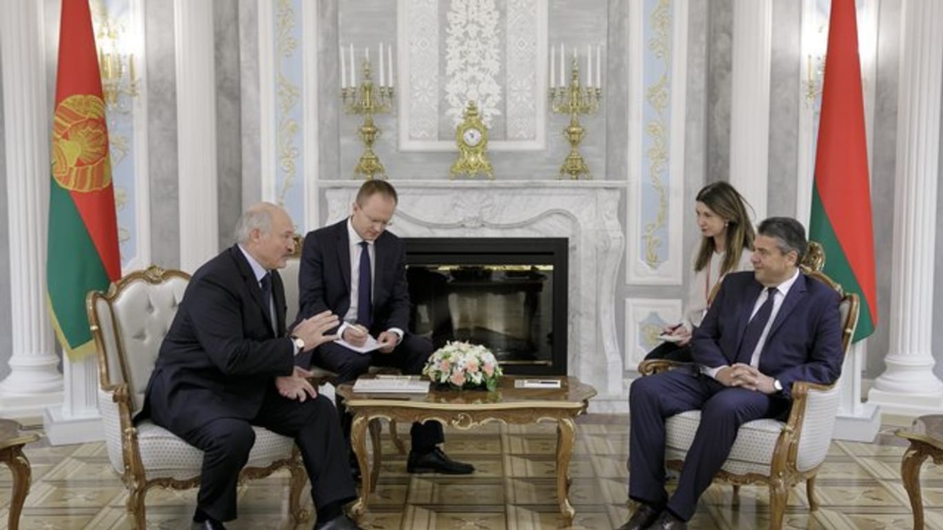 Außenminister Sigmar Gabriel wird in Minsk vom weißrussischen Präsidenten Alexander Lukaschenko empfangen.