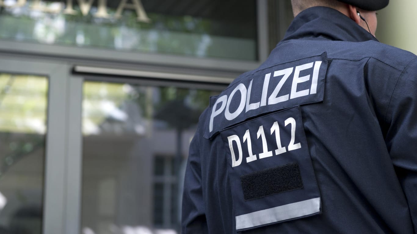 Polizist der Berliner Polizei: Ein Beamter muss wegen Tattoos mit rechtsextremer Symbolik den Dienst quittieren.