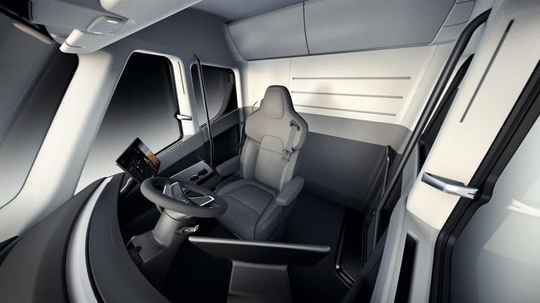 Der Lkw-Fahrer soll in der Mitte der Kabine zwischen zwei großen Touchscreen-Displays sitzen.