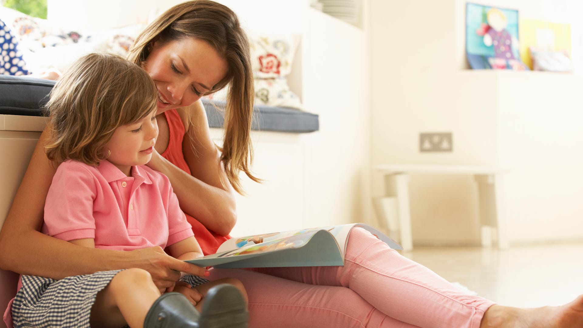 Vorlesen bereichert Kinder in vielerlei Hinsicht: Das Hörverständnis wird geschult und der Wortschatz erweitert.