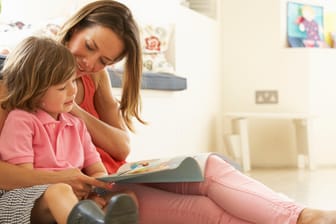 Vorlesen bereichert Kinder in vielerlei Hinsicht: Das Hörverständnis wird geschult und der Wortschatz erweitert.