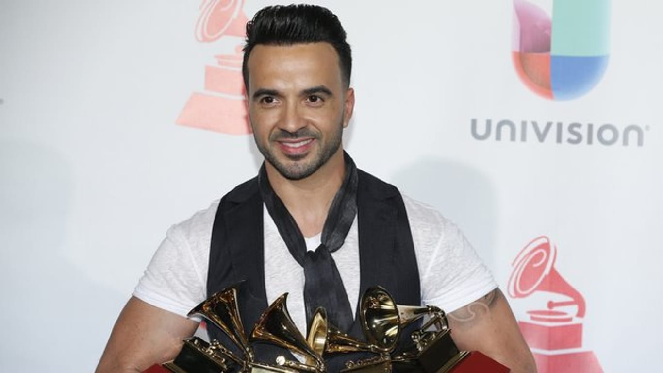 Luis Fonsi mit seinen Awards nach der Verleihung der 18.
