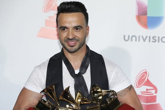 Luis Fonsi mit seinen Awards nach der Verleihung der 18.