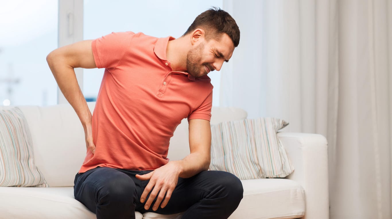 Schmerzen im unteren Rückenbereich können auf ein Problem mit dem Iliosakralgelenk hinweisen.