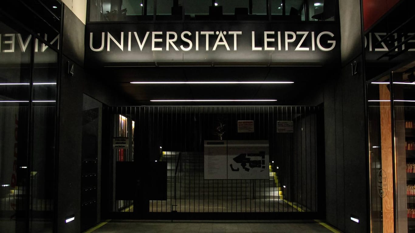 Das Tor der Uni Leipzig: Dem umstrittenen Jura-Professor Thomas Rauscher drohen dienstrechtliche Konsequenzen.