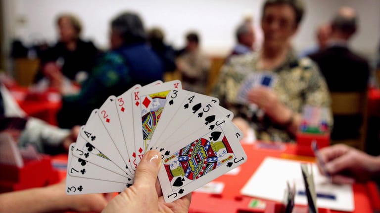 Beim Kartenspiel Bridge hält jeder 13 Karten in der Hand.