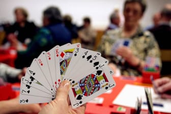 Beim Kartenspiel Bridge hält jeder 13 Karten in der Hand.