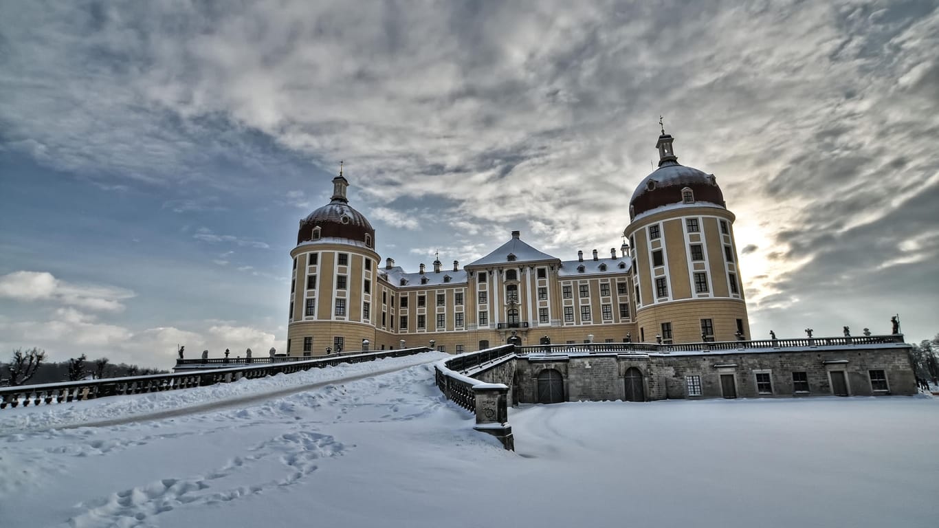 Schloss Moritzburg im Winter: Hier wurden Außenszenen des Klassikers "Drei Haselnüsse für Aschenbrödel" gedreht.