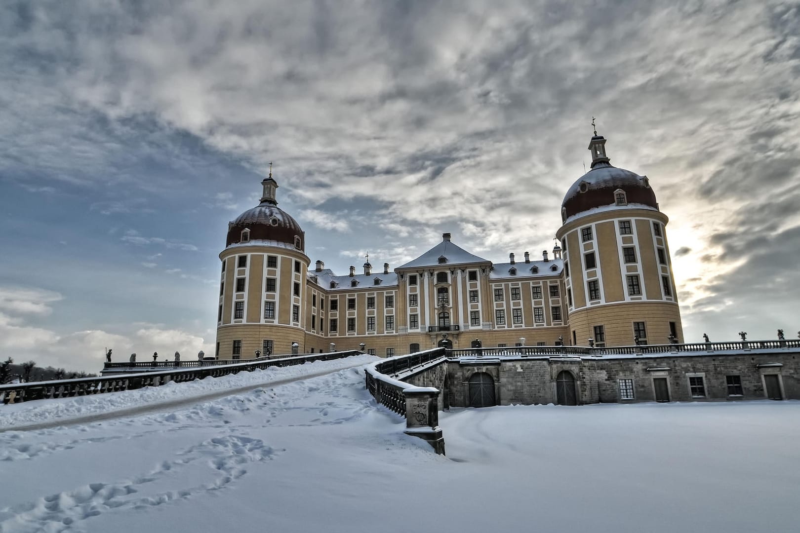 Schloss Moritzburg im Winter: Hier wurden Außenszenen des Klassikers "Drei Haselnüsse für Aschenbrödel" gedreht.