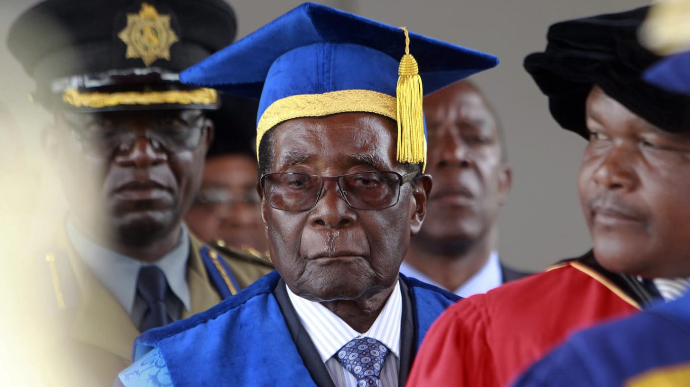 Robert Mugabe am Freitag in der Zimbabwe Open University: Der entmachtete Präsident trat bei einer Abschlussfeier für Studenten auf.