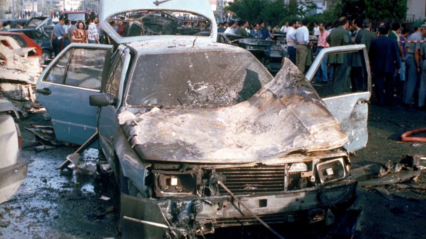 Das duch eine Autobombe zerstörte Autowrack steht am 19. Juli 1992 auf einer Straße in Palermo, Italien: Top-Mafia-Jäger Paolo Borsellino und dessen Leibwächter wurden bei dem Mafia-Anschlag getötet.