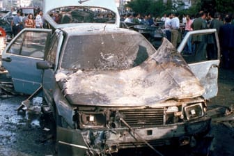 Das duch eine Autobombe zerstörte Autowrack steht am 19. Juli 1992 auf einer Straße in Palermo, Italien: Top-Mafia-Jäger Paolo Borsellino und dessen Leibwächter wurden bei dem Mafia-Anschlag getötet.
