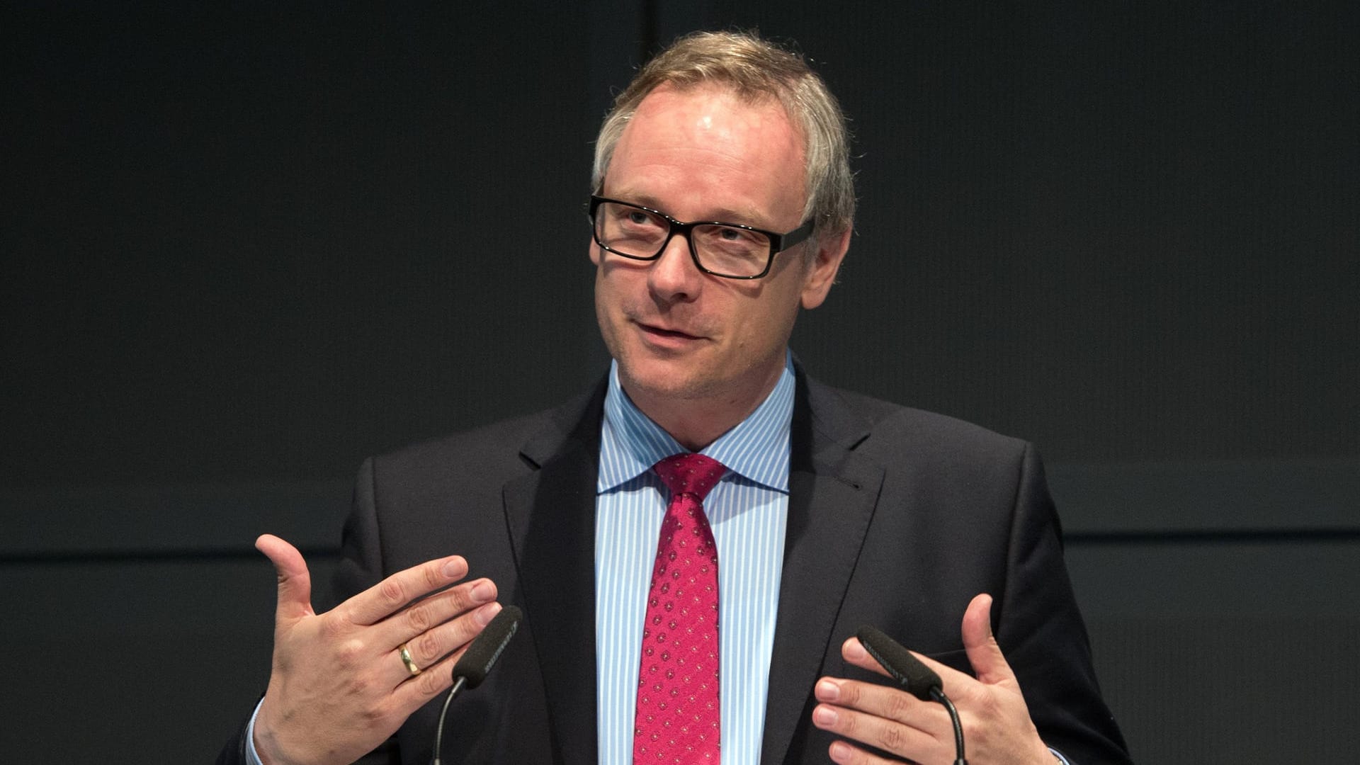 Sparkassenpräsident Georg Fahrenschon: Verspätet abgegebene Steuererklärungen kosten ihn den Job. Sparkassenpräsident Georg Fahrenschon: Verspätet abgegebene Steuererklärungen kosten ihn den Job.