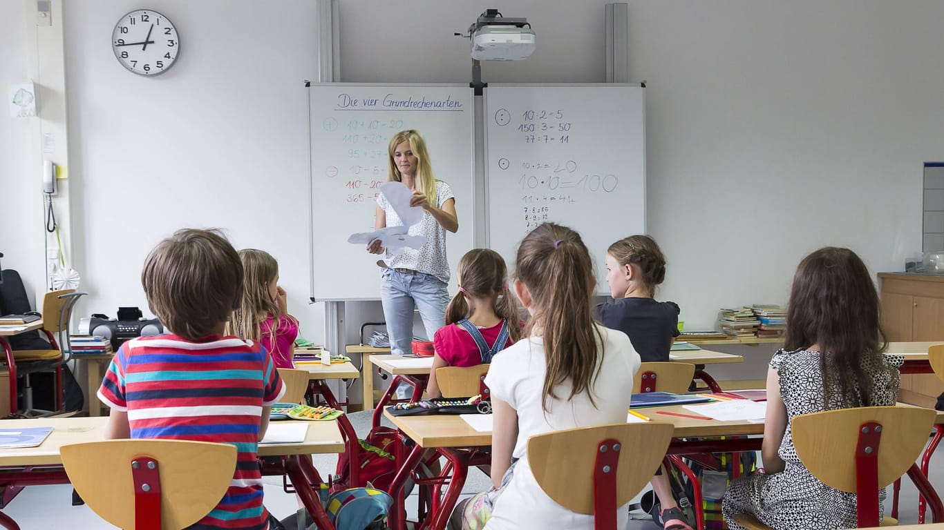 Grundschulklasse: Kinder und Lehrer können heimlich abgehört werden.