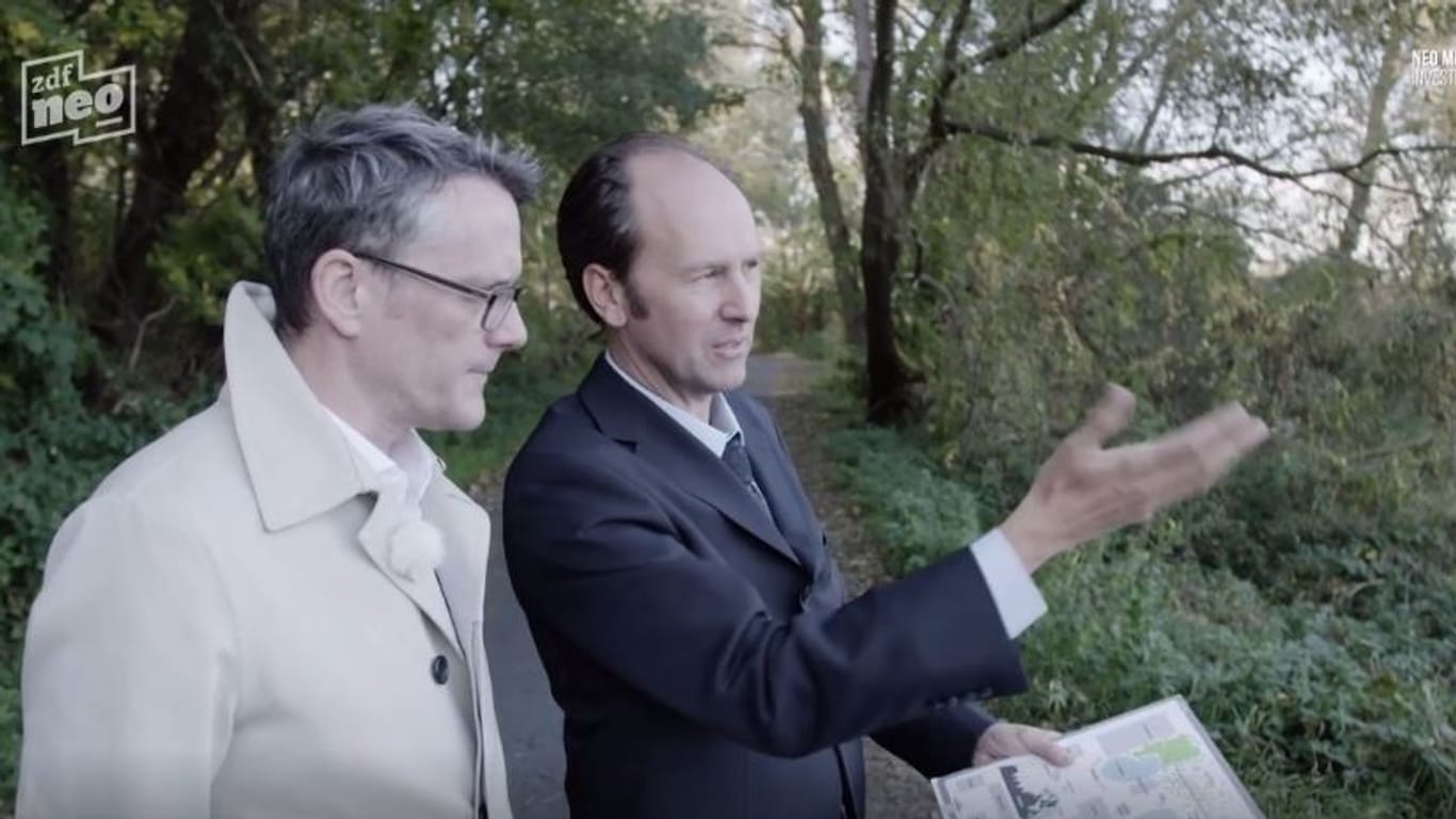 Der angebliche Unternehmer Gamper zeigt Ralf Kabelka vom Neo Magazin Royale das Stück Land in Brandenburg, auf dem der "Reichspark" entstehen soll.