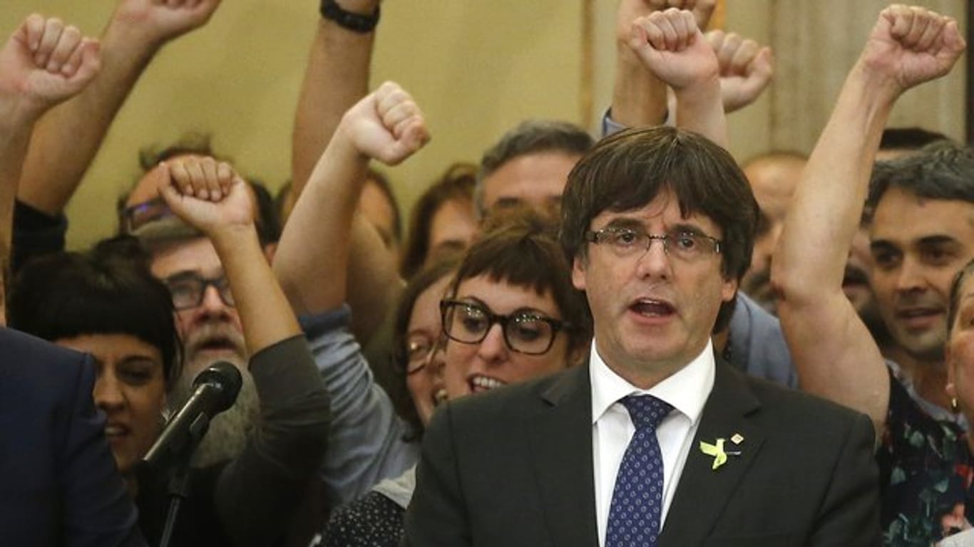 Vor seiner Entmachtung und Flucht: Carles Puigdemont singt im Parlament in Barcelona die katalanische Hymne.