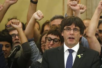 Vor seiner Entmachtung und Flucht: Carles Puigdemont singt im Parlament in Barcelona die katalanische Hymne.