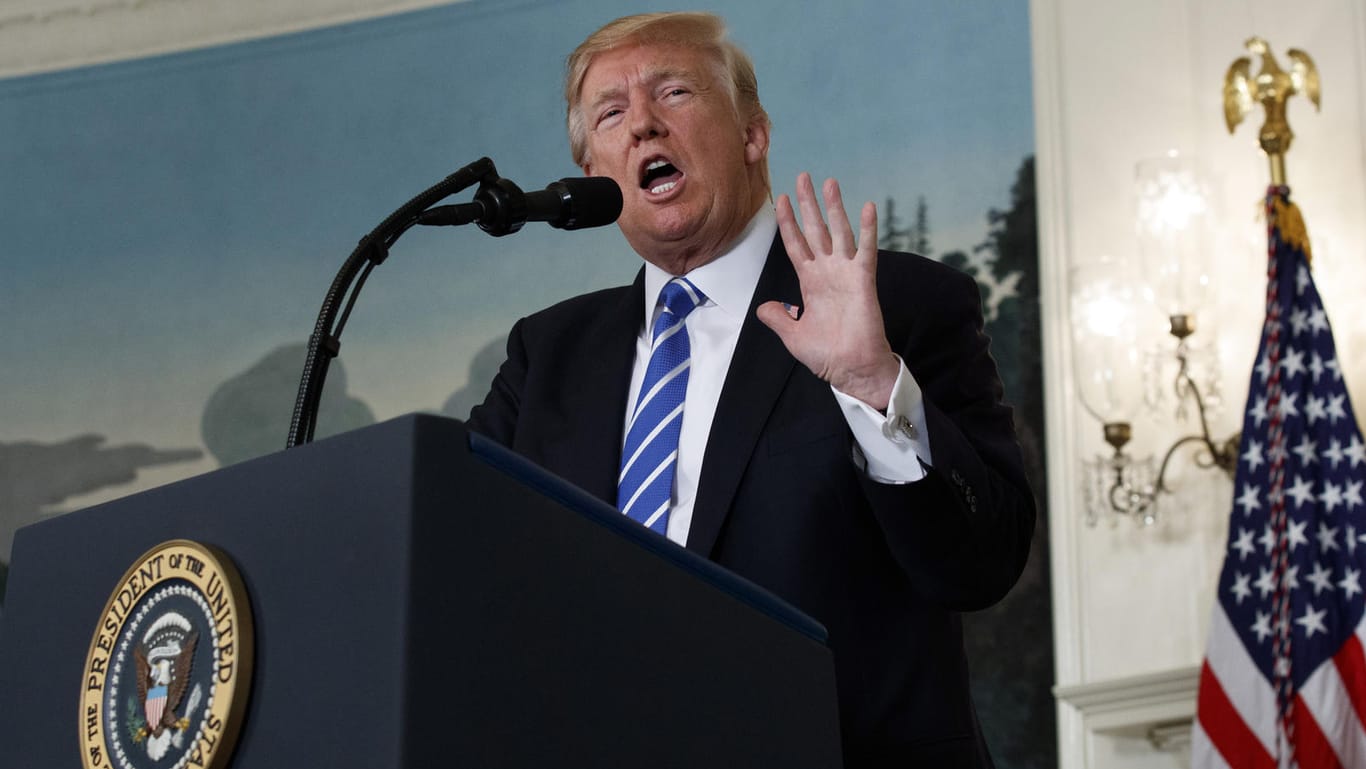 Donald Trump spricht im Weißen Haus in Washington: Nach den Belästigungsvorwürfen gegen Franken, kritisiert Trump den US-Senator auf Twitter.