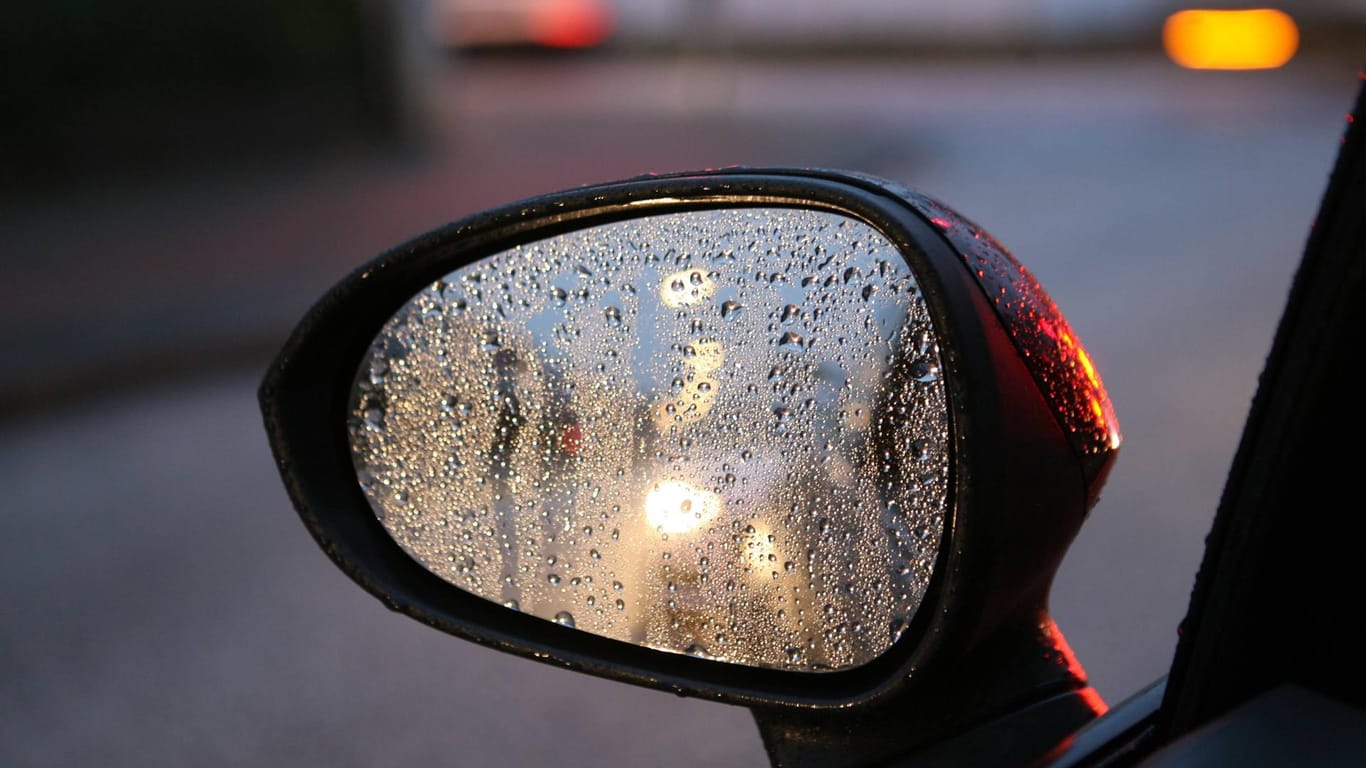 Blick in den Rückspiegel eines Autos bei Regen: Der Licht-Test hat gravierende Mängel an vielen Fahrzeugen festgestellt.