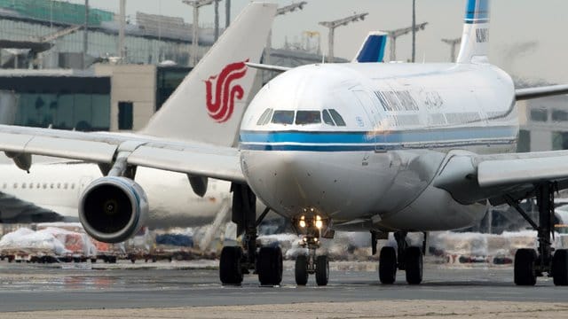 Eine Maschine der Kuwait Airways rollt auf dem Frankfurter Flughafen zu ihrer Parkposition.