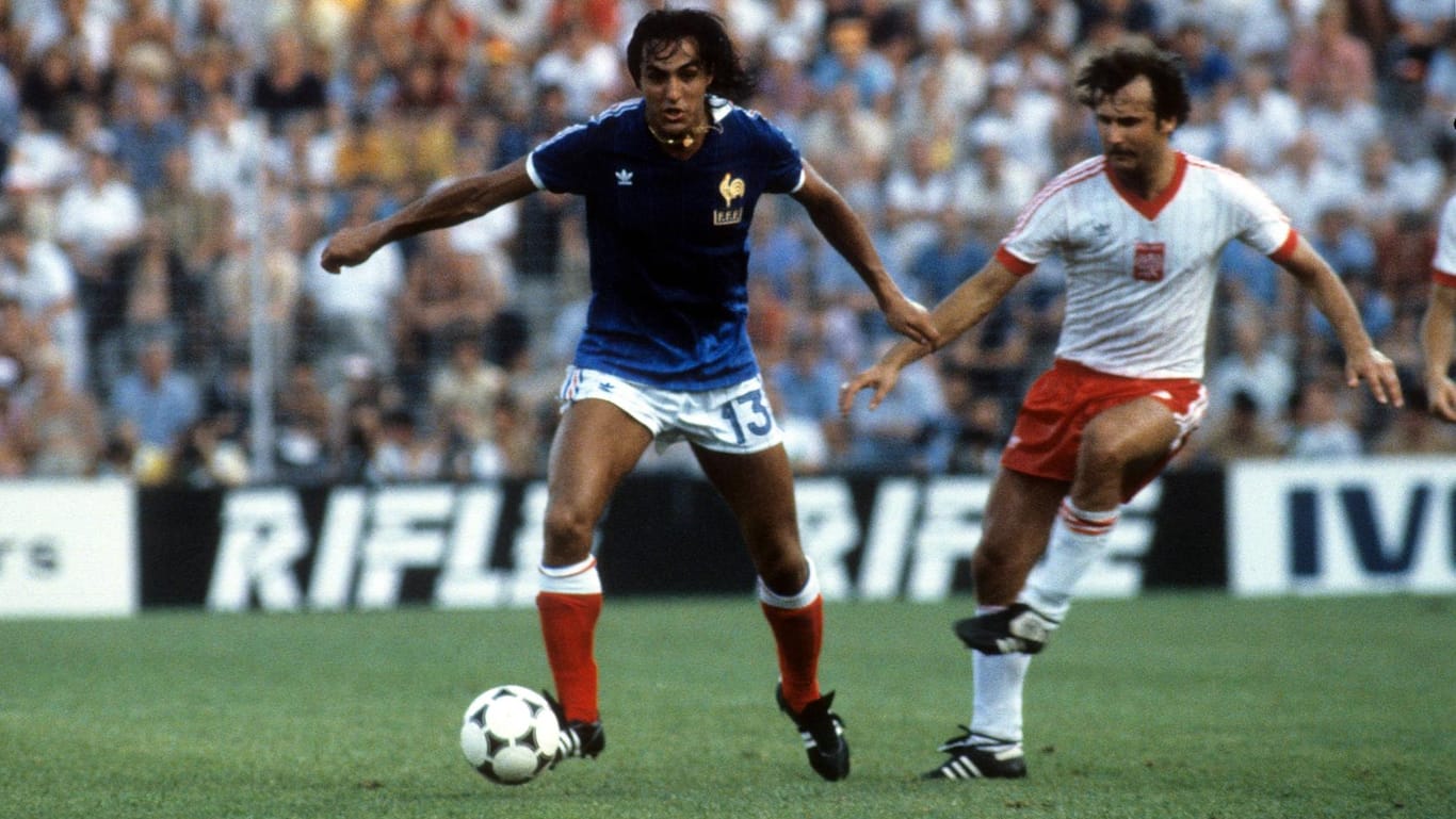 Larios (li.) im Spiel gegen Polen bei der WM 1982. Der Mittelfeldspieler absolvierte insgesamt 17 Länderspiele für Frankreich.