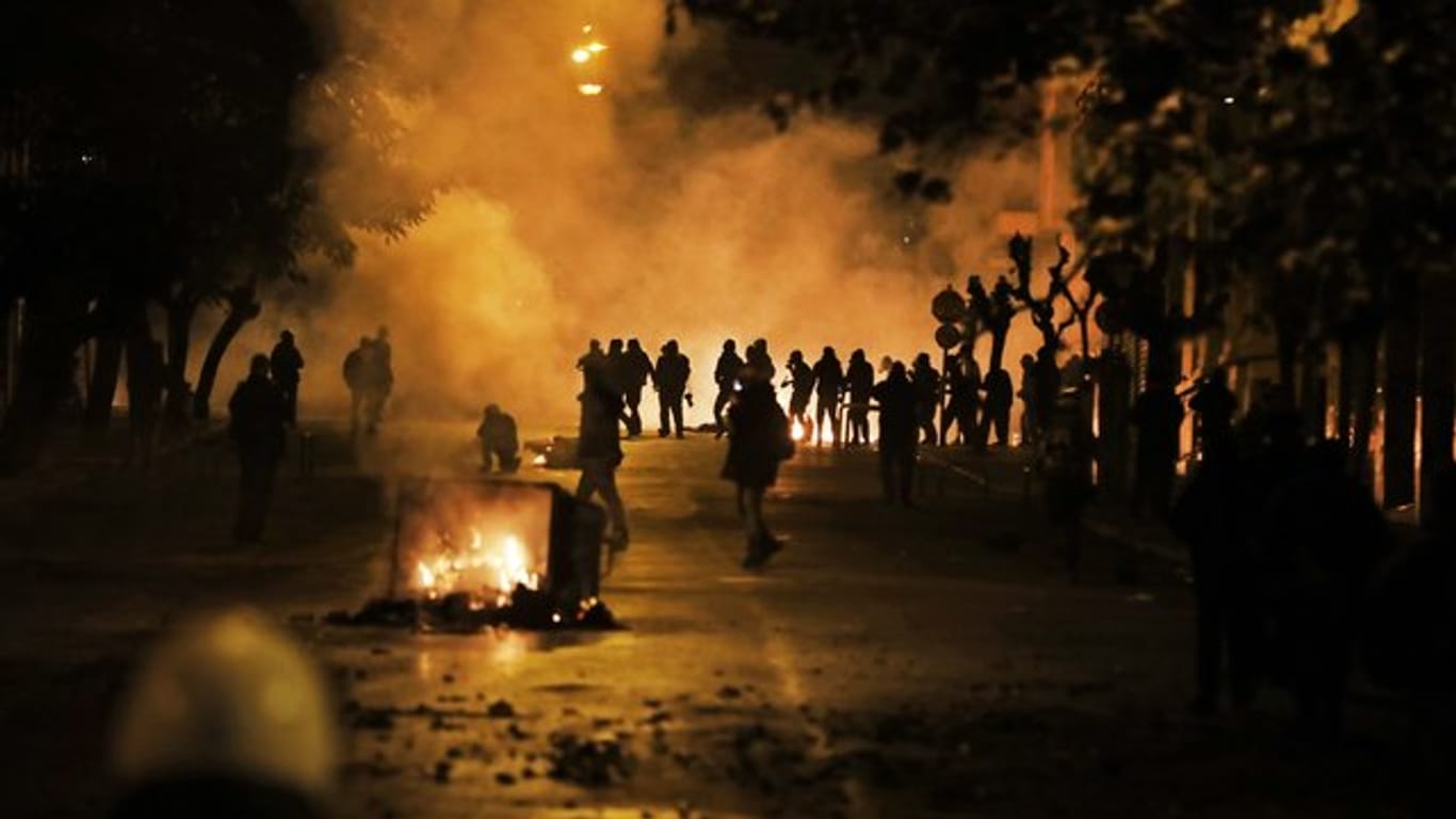 Tränengas und Brände in Athen.