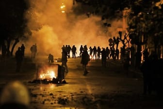 Tränengas und Brände in Athen.