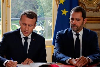 Emmanuel Macron (l) und Christophe Castaner.