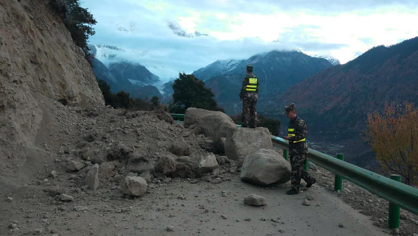 Eine Straße in Tibet: Nach dem Erdbeben ist sie durch herabgestürzte Felsbrocken blockiert.