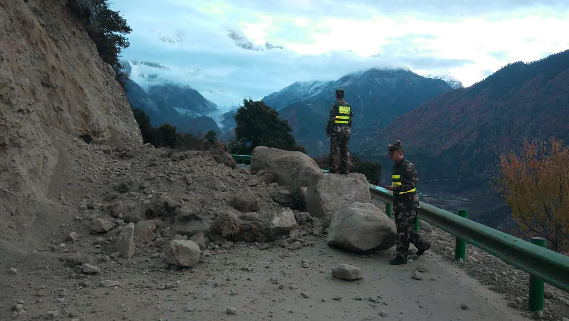 Eine Straße in Tibet: Nach dem Erdbeben ist sie durch herabgestürzte Felsbrocken blockiert. Eine Straße in Tibet: Nach dem Erdbeben ist sie durch herabgestürzte Felsbrocken blockiert.