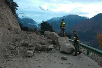 Eine Straße in Tibet: Nach dem Erdbeben ist sie durch herabgestürzte Felsbrocken blockiert.