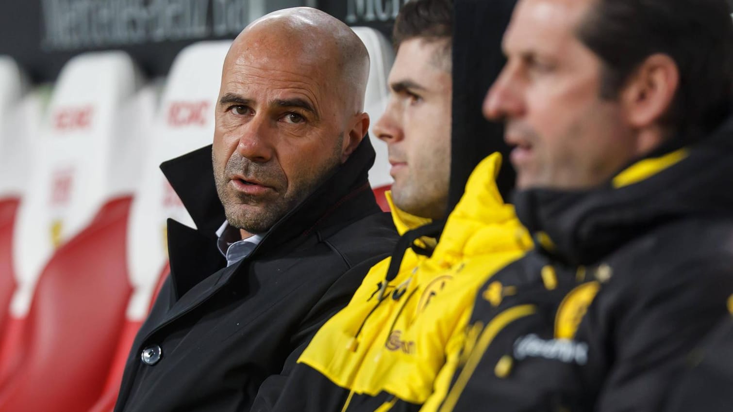 BVB-Trainer Peter Bosz (l.) steckt mit seinem Klub in der Krise.